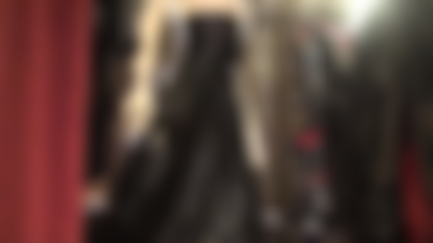 Enfermera de goma espera... Vestida de látex blanco y negro, esta enfermera está lista para tu examen de próstata.