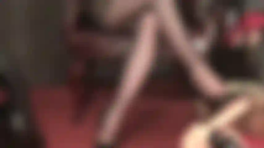 Ama tengo tu polla de esclavo muy excitada por este trabajo de tacones y trabajo de pies con pantimedias.