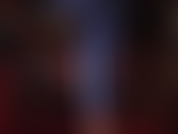 Mis pies se mueven dentro y fuera de unos tacones con estampado de leopardo azul, con adornos colgantes y juego de zapatos en medias negras muy transparentes.