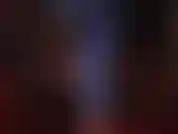 Mis pies se mueven dentro y fuera de unos tacones con estampado de leopardo azul, con adornos colgantes y juego de zapatos en medias negras muy transparentes.