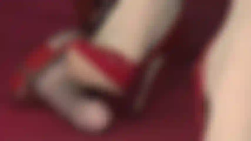 Atada a mis pies: estos tacones no solo juegan con tu polla sino, lo que es más importante, también con tu mente.