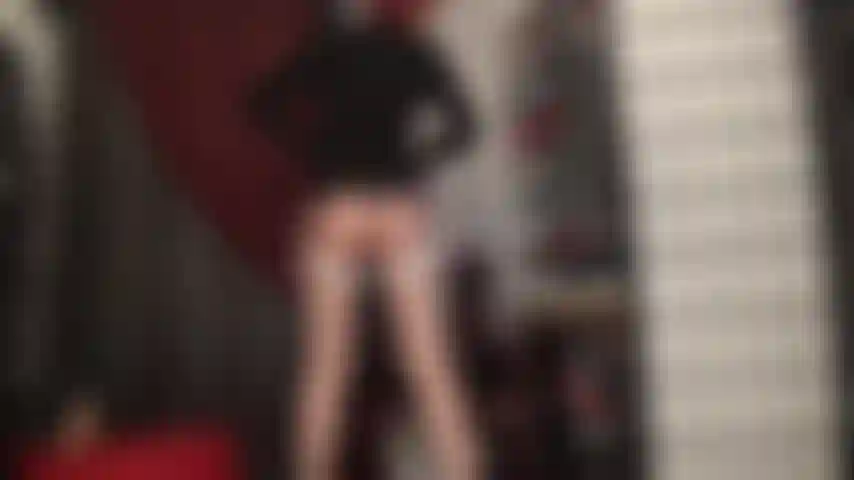 Seducción con medias de seda y adoración con strap-on: después de que la amante haya terminado de hacerte adorar sus hermosas medias de nailon completamente confeccionadas sobre pantimedias brillantes, usará tu boca de chupador de pollas para su placer.