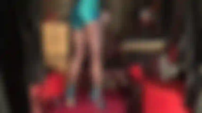 Admiro las piernas largas y fuertes de mi amante en medias de color marrón café transparente que conducen a un par de pantalones cortos de satén azul extremadamente brillantes.