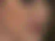 Adoración facial hipnótica lenta: ojos penetrantes, labios rojos sensuales. Has venido a adorar a tu diosa.