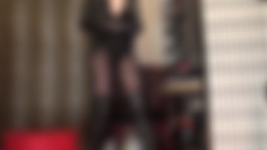 Medias negras con brillo de aceite, lencería de cuero y encaje.