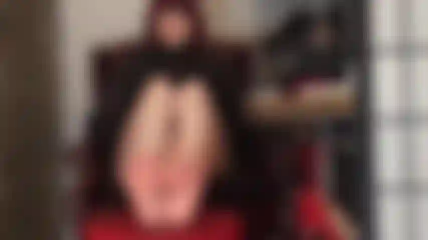 No te cansas de los perfectos pies descalzos de mi amante.