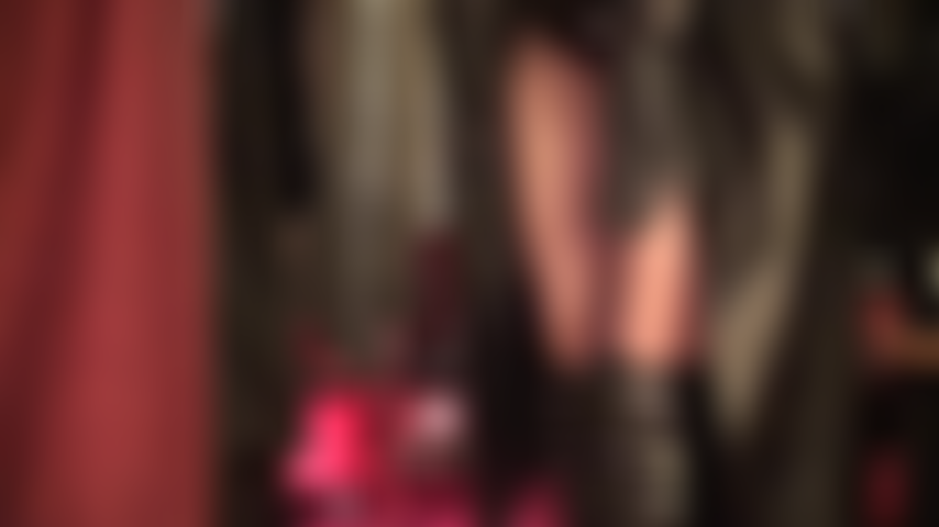 Maravilloso abrigo largo de piel y guantes de piel negros con costuras blancas.