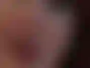 Labios rojos brillantes seductores y lengua caliente provocativa.