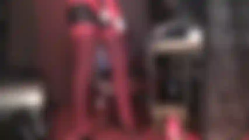 Strap-on ultra seductor y medias provocativas en rojo y negro - diosa te envuelve alrededor de su meñique en estas capas de medias sexys, tentando con su gran polla.