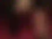 Medias transparentes color piel, pies provocados y colgando con primeros planos sexys.