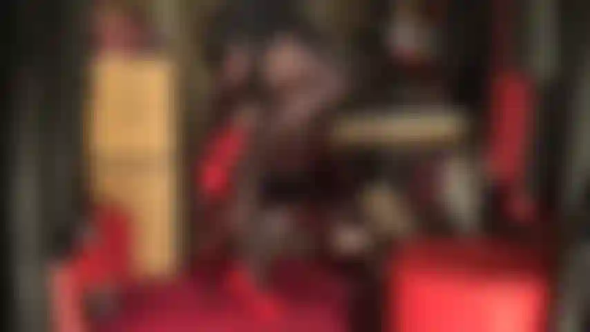 Cuero negro y piernas de nailon sexys en medias y capas de pantimedias: la amante tiene tu polla palpitando con esta provocación de adoración corporal extremadamente sensual.