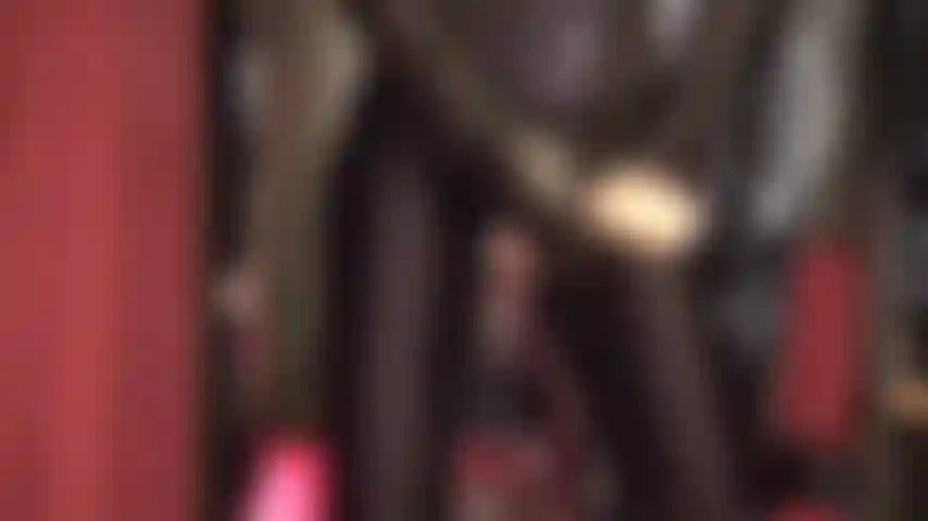 Una gran polla de goma es justo lo que necesitas ahora mismo, lubricada con un poco de mi deliciosa saliva, forzada a penetrarte por todos tus agujeros. Mi ama luce espectacular con un mono de licra, gorra militar de látex y botas.