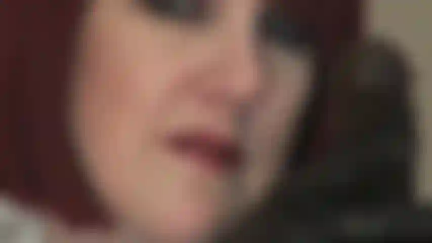 ( Parte 2/2 adoración de cara y polla) - mi ama te tiene débil y sumiso mientras te drena las pelotas y la cartera con su mirada penetrante, sus labios pintados de brillante lápiz labial y su lengua sensual. Mi ama acaricia una gran polla negra y lo único que anhelas es tragar esa descarga de semen.