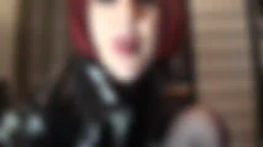 Traje de pvc brillante y sexy, piernas en pantimedias negras y una polla carnosa con strap-on a la que simplemente no te podrás resistir...