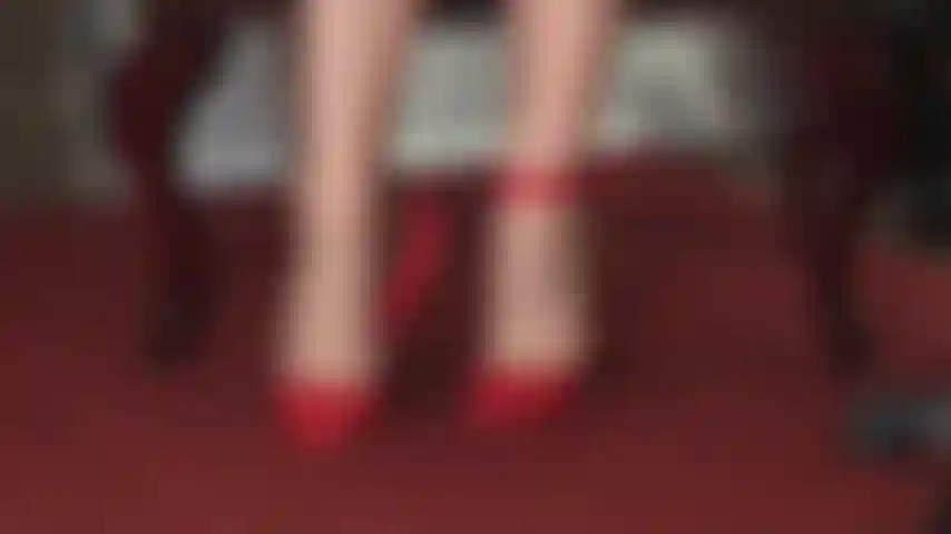 Tu polla de esclava está siendo ordeñada por los pies en pantimedias y las manos enguantadas de la amante, obligada a correrse por todas sus increíbles piernas de nailon brillante.