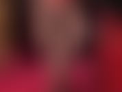 Piernas, muslos, entrepierna y pies en pantimedias marrones brillantes: recuéstate y disfruta de la seductora vista brillante debajo del escritorio, con pantalones cortos metálicos sexys y guantes rojos que se mueven lentamente a lo largo de las piernas y los pies.