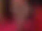 Piernas, muslos, entrepierna y pies en pantimedias marrones brillantes: recuéstate y disfruta de la seductora vista brillante debajo del escritorio, con pantalones cortos metálicos sexys y guantes rojos que se mueven lentamente a lo largo de las piernas y los pies.