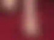 Los bonitos dedos desnudos de la señora de la adoración en mules de gamuza color piel: ¿no te encantaría deslizar tu lengua entre los dedos y los zapatos?