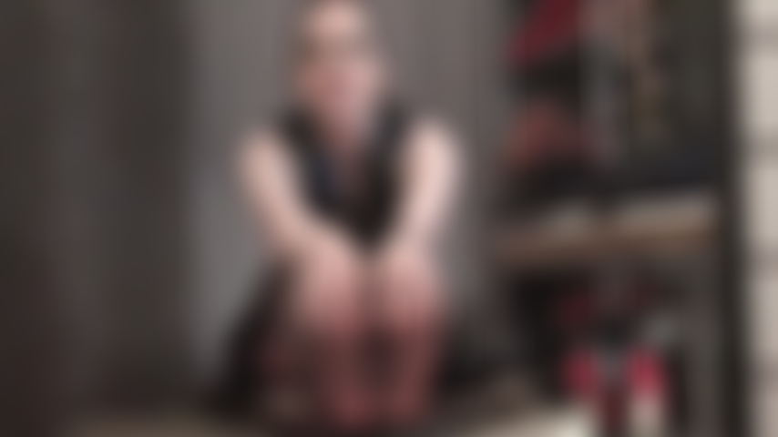 Chupas la polla para los pies en medias de mi ama, con pollas duras a mis pies, te alimentas con mis dedos en medias y estas pollas grandes. Ordeñada por las manos y los pies de mi ama, su semen te proporcionará la lubricación necesaria.