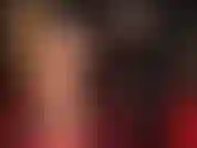 Medias de encaje, minifalda de látex, botas y sombrero de cuero: la amante se ve muy sexy con este atuendo.