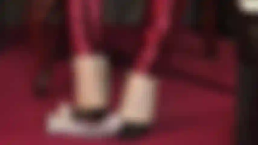 Esclava abusada de pollas con tacones altos, pisoteando y con fusta.