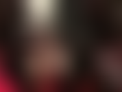 Pantalones de cuero y pies cruzados sobre otomana: te encanta ver la vista de los pies desde abajo, provocando con los pies descalzos cambiando de calzado, mules y bombas colgando.