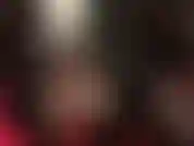 Pantalones de cuero y pies cruzados sobre otomana: te encanta ver la vista de los pies desde abajo, provocando con los pies descalzos cambiando de calzado, mules y bombas colgando.