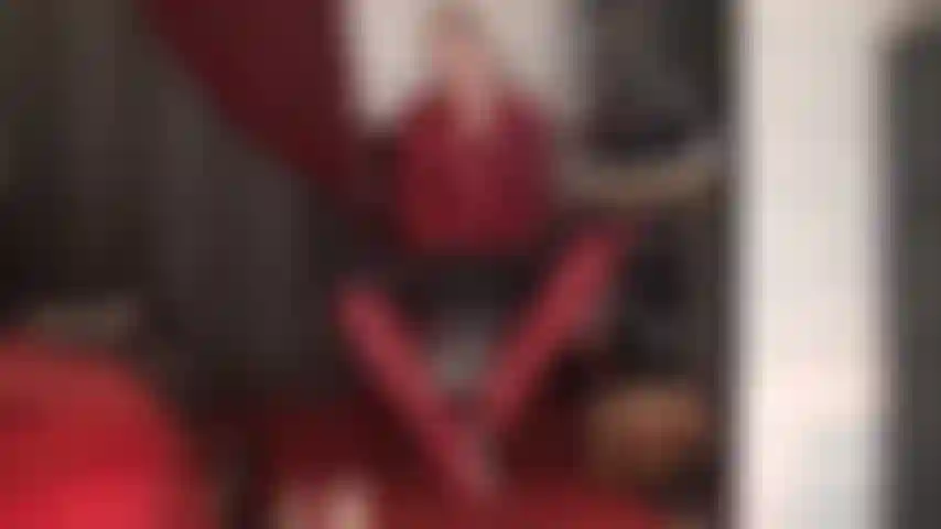 Bota de cuero rojo y paja con guantes.