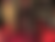 Negra y brillante: una diosa hipnótica que explota todos tus fetiches... Ropa fetichista de pvc brillante, medias negras de seda, guantes y tacones brillantes. Ama mueve lentamente sus piernas, sus tacones, sus guantes...