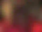 Negra y brillante: una diosa hipnótica que explota todos tus fetiches... Ropa fetichista de pvc brillante, medias negras de seda, guantes y tacones brillantes. Ama mueve lentamente sus piernas, sus tacones, sus guantes...