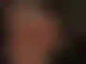 Primer plano del rostro de mi ama y su lengua jugueteando... Ya sean dedos de nailon bronceados y brillantes o pies descalzos. Es tu deber, como esclava mía, limpiarlos a fondo, lamiendo y chupando cada centímetro sudoroso.