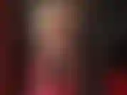 Adoro el gallo blanco y el culo desnudo: la amante te vuelve loco por su culo desnudo y sus piernas con un gran arnés blanco colgando entre ellos.