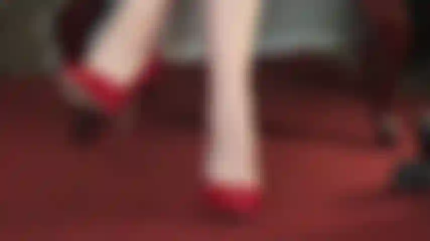 Amante de los pies descalzos: se te hace agua la boca cuando la amante comienza a balancear sus zapatos rojos porque se acerca el momento en que podrás chupar sus dedos desnudos y lamer el sudor de sus sabrosas plantas.