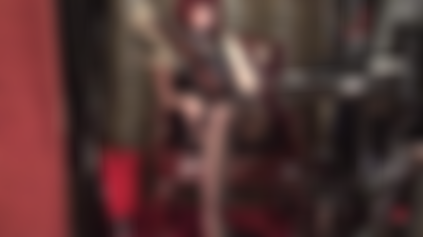 Amante de los pies y fetichista de los tacones altos, con piernas en pantimedias negras, pies y colgantes sexys.