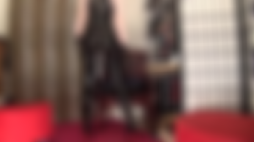 Folla mis muslos, tacones y pies en leggings de látex. La ama te demuestra cómo quiere que metas tu polla de esclavo en adoración a mi cuerpo apretado de goma, mis pies y mis tacones.