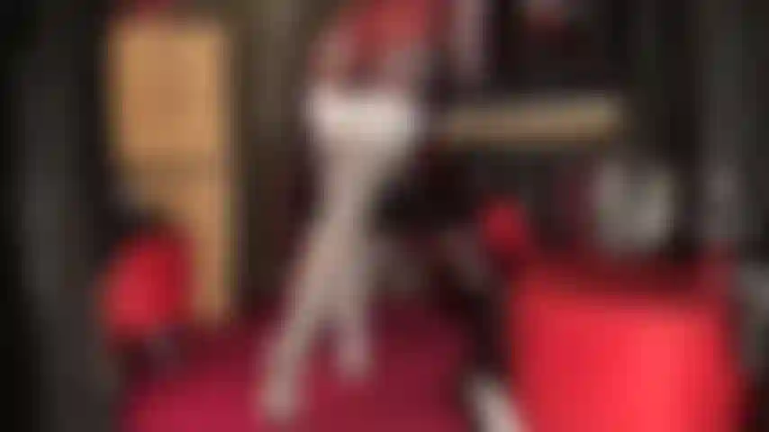 Medias blancas brillantes sobre pantimedias, botas negras altas y pantalones cortos de satén azul brillante.