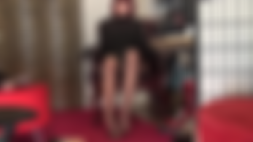 Tu adicción a los pies de nailon puede meterte en problemas a veces. No temas, mi ama te permitirá adorar sus brillantes dedos y piernas de nailon todo el tiempo que desees.