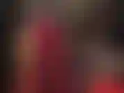 Correa negra de 8 pulgadas, pegging en pantalones de satén rojo brillante: la amante alimenta a su polla de putas con bbc.