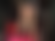 Tacones fetichistas de tiras: tu diosa de nailon muestra sus increíbles piernas hasta su trasero perfecto en pantalones cortos brillantes.