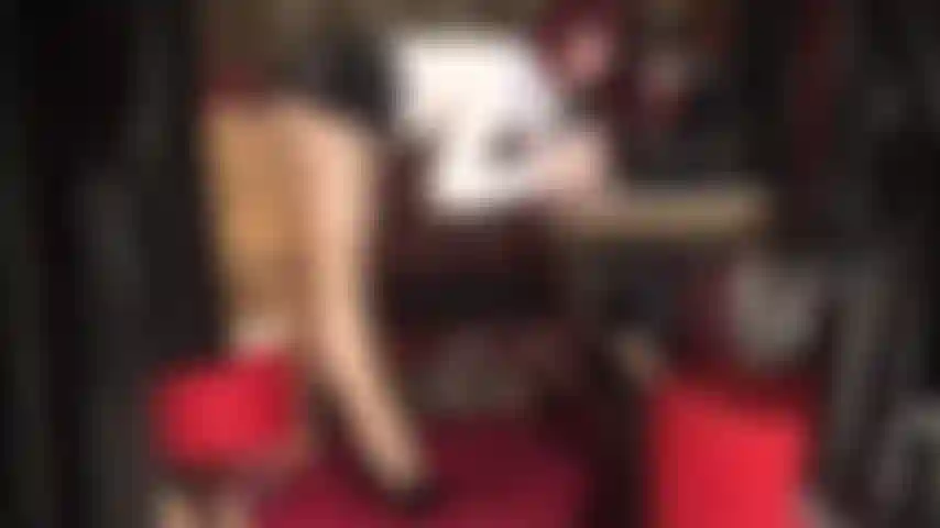 Tu semen se extrae con guantes médicos desechables: la amante vivian se burla de tu carga, burlándose con sus sexys piernas de nailon, su corta falda de goma y sus guantes médicos.