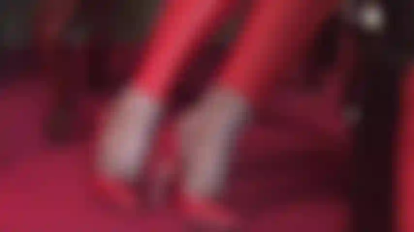 Medias de red, zapatos de tacón de cuero rojo y leggings a juego.