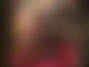 Ama en sujetador, medias y tacones acariciando su polla negra de 20 centímetros, sintiendo arriba y abajo sus sedosas piernas de nailon transparente.