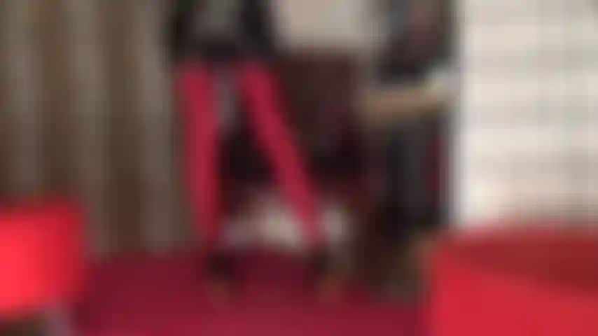 Adoro mi cuerpo con medias rojas de licra/spandex efecto mojado y un traje negro brillante de pvc. Con piernas de infarto con un par muy especial de medias rojas oscuras brillantes de alta denier, botines y un fetiche de vinilo.