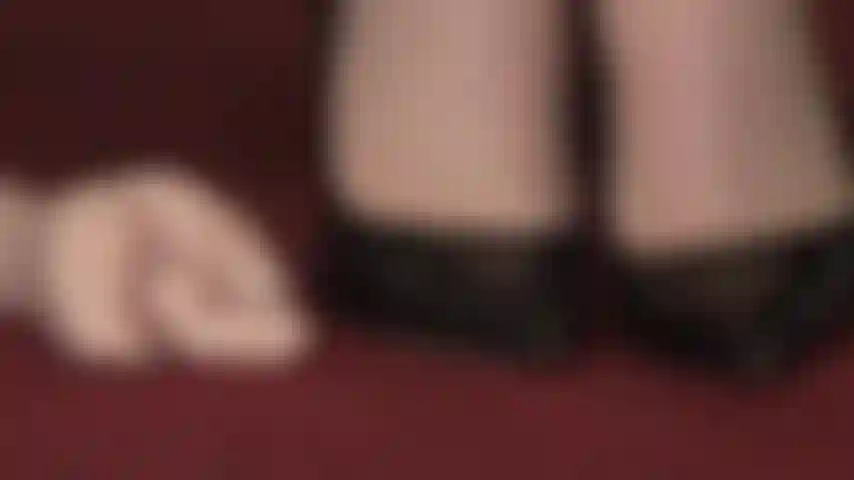 Sus tacones de aguja son tu debilidad: la amante juega con tu pequeña polla y tu estrecho culo.