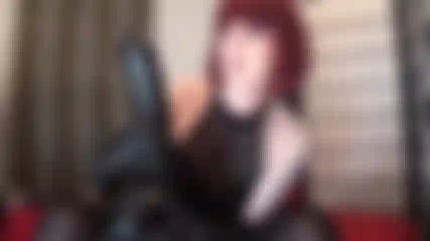 ¿Segura que puedes con una polla de este tamaño? — Has estado mirando a los chicos grandes de la colección de strap-ons de la señora vivian. Es hora de descubrir si realmente eres una reina del tamaño.