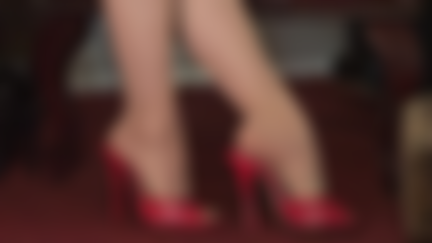 Fetiche por los tacones rojos. Mi ama te hace agua la boca y te pone la polla dura con estos hermosos tacones de cuero rojo. Guantes rojos de satén, medias sexys, fetiche de pies, tacones.