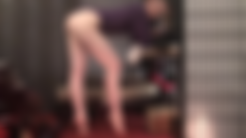 Desnuda desde los pies hasta el culo. No podrás controlarte al mirar los altos arcos de mi amante en las puntas de los pies.