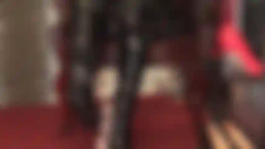 Amante de las botas: tu polla de esclava se drena con el uso de las brillantes botas negras de la amante y los muslos de pantimedias.