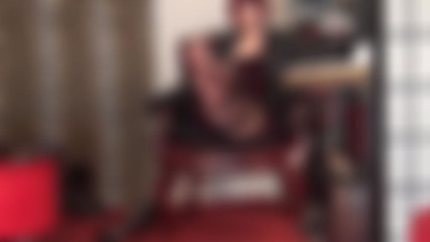 Eres débil por los pies y las piernas de la amante en medias negras increíblemente brillantes y transparentes.