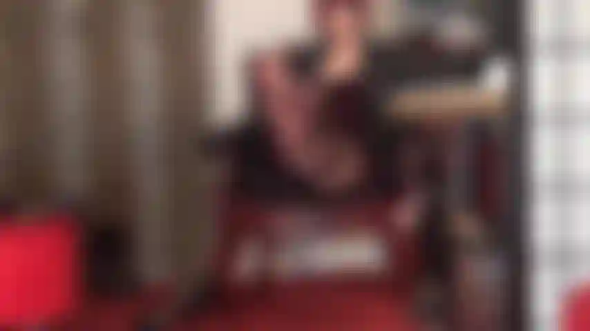 Eres débil por los pies y las piernas de la amante en medias negras increíblemente brillantes y transparentes.